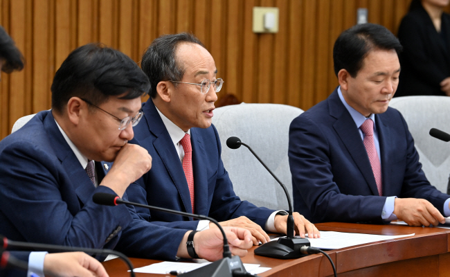 추경호(가운데) 국민의힘 원내대표가 24일 오전 국회에서 열린 원내대책회의에서 더불어민주당의 국민연금 개혁안 처리 요구와 ‘채상병 특검법’ 재의결 추진을 비판하고 있다.  곽성호 기자