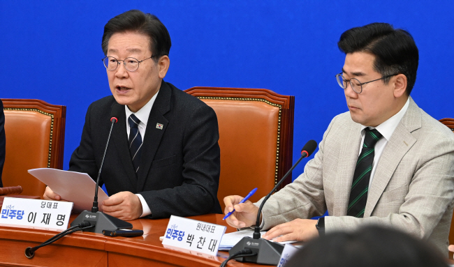 이재명(왼쪽) 더불어민주당 대표가 24일 오전 국회에서 열린 최고위원회에서 21대 국회에서 국민연금 개혁안을 처리하자고 재차 제안하고 있다.  곽성호 기자
