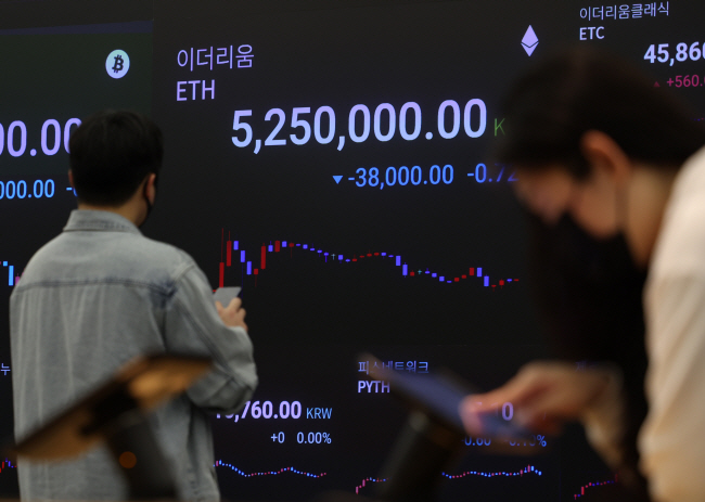 미 증권거래위원회(SEC)가 이더리움 현물 상장지수펀드(ETF) 거래를 승인한 가운데 24일 서울 강남구 업비트 고객센터 전광판에 이더리움 가격이 표시돼 있다. 윤성호 기자