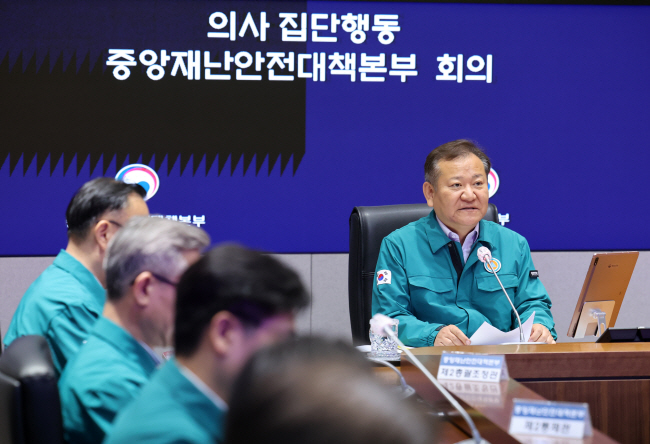 이상민 행정안전부 장관이 24일 정부서울청사에서 열린 의사 집단행동 중앙재난안전대책본부(중대본) 회의에서 정부의 강한 의료개혁 의지에 대해 설명하고 있다.  뉴시스