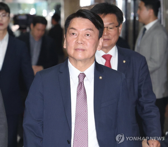 안철수 국민의힘 의원이 지난 15일 국회 본청 원내대표실에서 열린 4선 이상 중진 당선인 간담회에 참석하기 위해 걸어오는 모습. 연합뉴스.