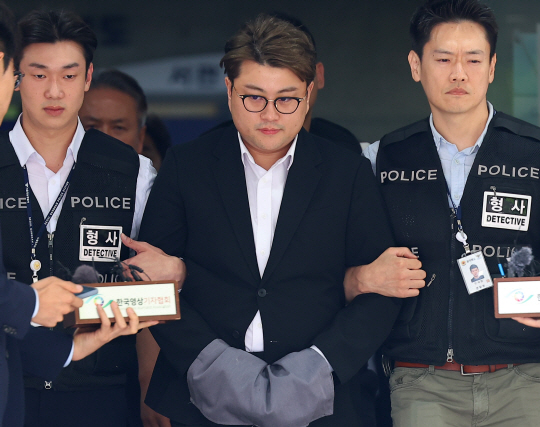음주 뺑소니 혐의를 받는 가수 김호중이 24일 영장실질심사를 마친 뒤 서울 서초구 서울중앙지법을 나와 호송차로 향하고 있다. 연합뉴스