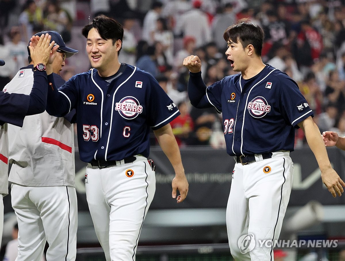 (광주=연합뉴스) 24일 광주기아챔피언스필드에서 열린 프로야구 두산 베어스와 KIA 타이거즈의 경기. 팀의 7-5 승리를 이끈 두산 김재환이 이승엽 감독과 하이파이브 하고 있다. 2024.5.24