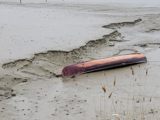 인천 석모도 해안서 발견된 선박. 연합뉴스(독자 제공)