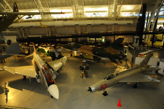 미국 스미소니안 항공우주박물관에 전시되고 있는 ‘불멸의 도깨비’ F-4 팬텀(왼쪽)과 팬텀 등의 요격 목적으로 개발된 옛 소련의 미그(MiG-21) 전투기. 북대서양조약기구(NATO) 명칭으로 피시버드(Fishbed)인 미그-21 시리즈는 1만 645대가 양산돼 공산권 최다 제작 기록을 남겼다. 디펜스타임즈 제공