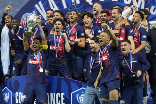 PSG 선수들이 26일 오전(한국시간) 프랑스 릴의 스타드 피에르-모루아에서 쿠프 드 프랑스 우승 트로피를 들고 세리머니를 펼치고 있다. AP뉴시스