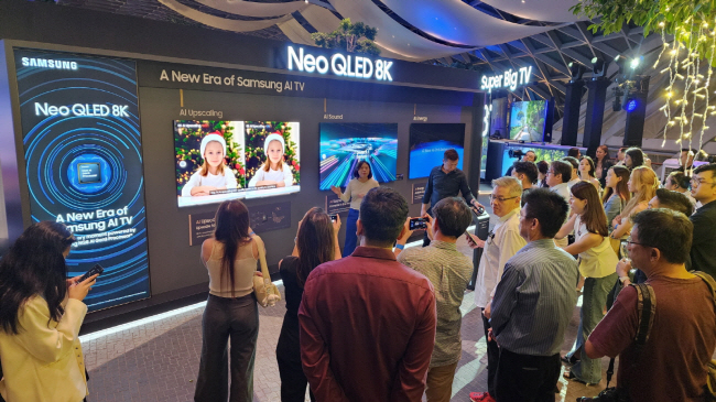 지난 3월 28일 싱가포르 창이 공항 방문객들이 2024년형 Neo QLED 8K 제품에 대한 설명을 듣고 있는 모습. 삼성전자 제공