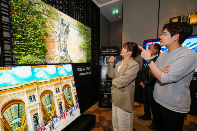 지난 3월 23일 태국 방콕 ‘2024 동남아 테크세미나’에서 참석자들이 Neo QLED 8K 신제품을 살펴보고 있는 모습. 삼성전자 제공