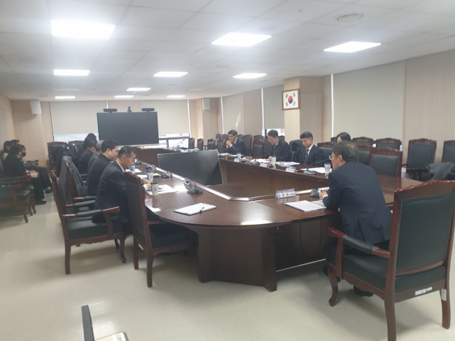 대중소기업농어업협력재단의 분쟁조정협의회는 위탁기업과 수탁기업 간 분쟁의 자율적 조정을 지원한다. 사진은 분쟁조정협의회 전체회의 모습. 대중소기업농어업협력재단 제공