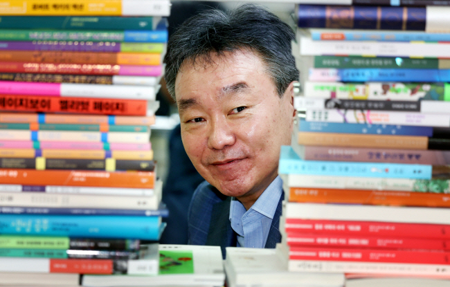 박근섭 민음사 대표는 ‘자율성’을 강조하는 리더다. 지난 22일 오후 서울 강남구 민음사 본사에서 만난 박 대표는 “실제로 유튜브 ‘민음사TV’도 내가 콘텐츠를 제안한 경우는 있지만 통과된 사례는 거의 없다”며 웃었다. 윤성호 기자