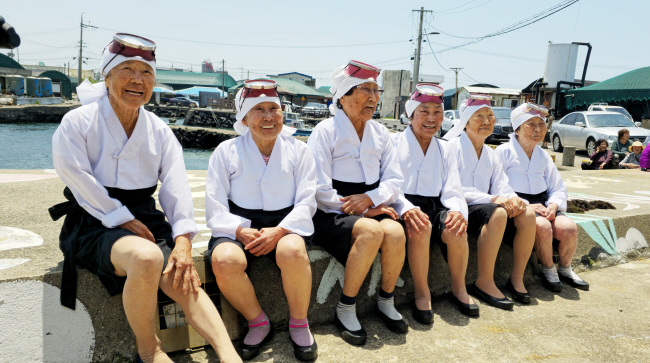지난 25일 제주시 한립읍 귀덕2리 어촌계에서 사상 처음으로 열린 ‘해녀은퇴식’에서 부창우(83·왼쪽부터), 박정자(86), 김조자(89), 홍순화(79), 김신생(83), 홍희성(86) 해녀가 전통 해녀복을 입은 채 활짝 웃고 있다. 연합뉴스