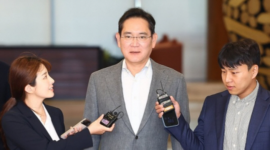 이재용 삼성전자 회장이 유럽 출장을 마치고 지난 3일 오전 서울 강서구 서울김포비즈니스항공센터(SGBAC)를 통해 귀국하는 모습. ∼연합뉴스 자료사진