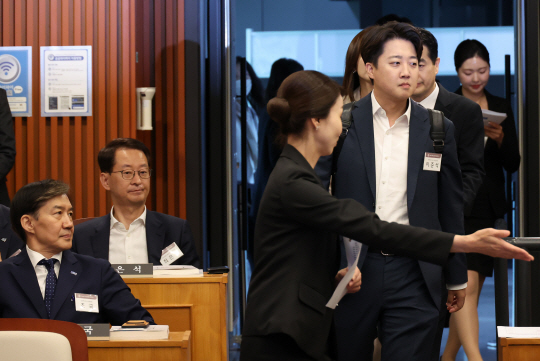 21일 국회박물관에서 열린 제22대 국회 초선의원 의정연찬회에서 조국혁신당 조국 대표와 개혁신당 이준석 당선인이 시작을 기다리고 있다. 연합뉴스