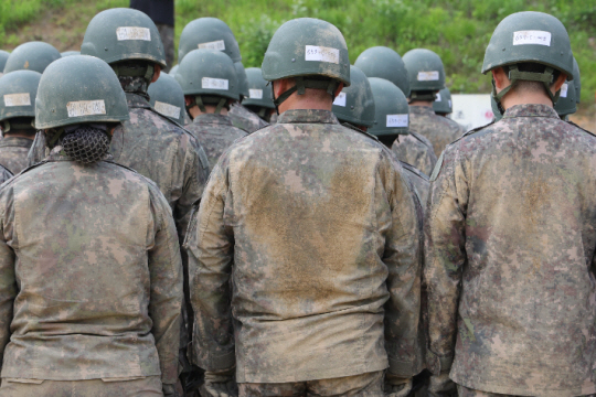 훈련병들이 훈련을 받는 모습. 기사와 직접 관련 없음. 문화일보 자료 사진