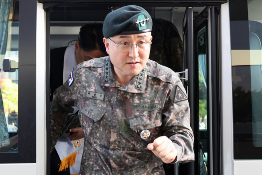 박안수 육군참모총장이 28일 오후 전남 나주시 한 장례식장에 마련된 ‘군기훈련 사망 훈련병’의 빈소에 가기 위해 차량에서 내리고 있다. 연합뉴스