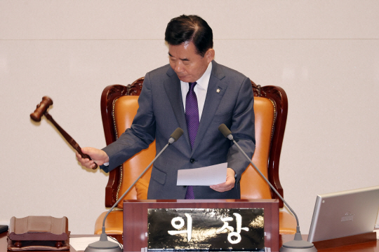 김진표 국회의장이 28일 오후 서울 여의도 국회에서 열린 본회의에서 민주유공자예우에관한법률(민주유공자법) 등 7개 법안 본회의 부의 안건에 대해 가결을 선포하고 있다. 연합뉴스