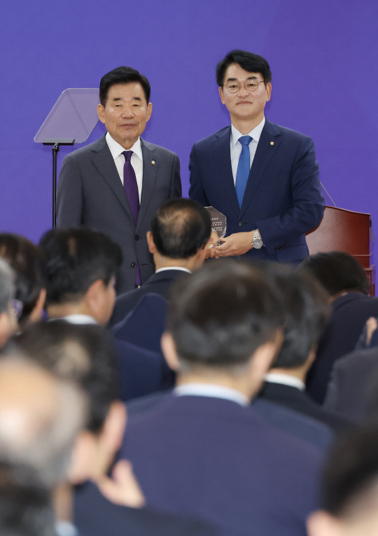 박용진(오른쪽) 더불어민주당 의원이 28일 국회에서 열린 제4회 대한민국 국회 의정대상 시상식에서 김진표 국회의장으로부터 우수 입법의원 상을 받고 있다. 연합뉴스