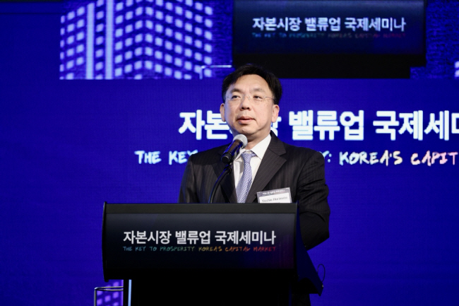 호리모토 요시오 일본금융청 국장이 28일 금융투자협회가 주최한 ‘자본시장 밸류업 국제세미나’에 참석해 ‘일본 새로운 자본주의 정책의 주요 내용과 성과’라는 주제로 기조발표를 하고 있다.  금융투자협회 제공