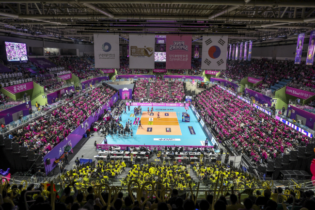 지난달 1일 인천삼산월드체육관에서 열린 흥국생명과 현대건설의 V리그 도드람 2023∼2024 V리그 여자부 챔피언 결정 3차전에서 체육관을 가득 메운 관중들이 응원전을 펼치고 있다. 핑크색 응원도구를 사용하는 홈팀 흥국생명의 팬이 수적으로 압도하고 있다. 뉴시스
