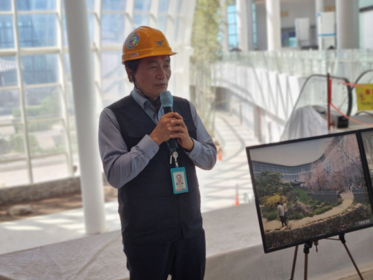 이학재 인천국제공항공사 사장이 지난 28일 인천공항 4단계 건설 현장에서 "4단계 건설이 완료되면 인천공항은 양적인 측면에서 뿐만 아니라 질적인 측면에서도 글로벌 허브 공항으로 우뚝 서게 될 것"이라고 강조하고 있다. 인천공항=조해동 기자