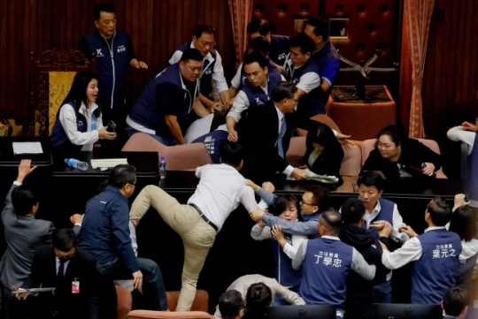 지난 17일 대만 입법원에서 여야 의원들이 법안처리를 두고 몸싸움을 하고 있다.로이터 연합뉴스