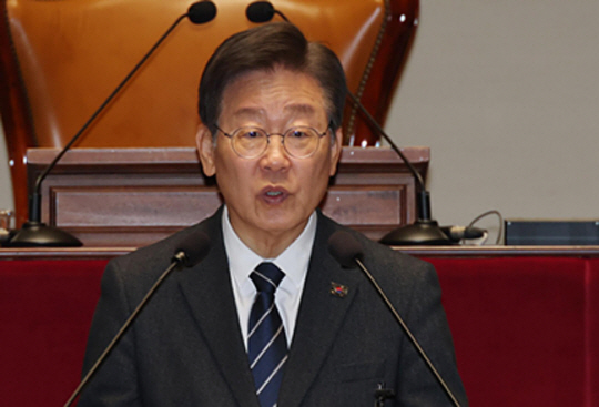 이재명 더불어민주당 대표가 28일 오후 서울 여의도 국회에서 열린 의원총회에서 발언을 하고 있다. 뉴시스