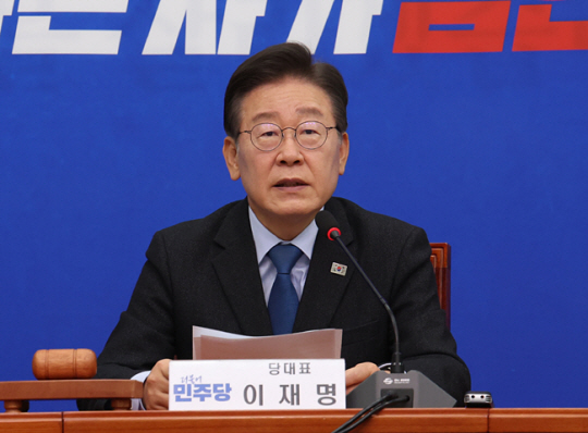 이재명 더불어민주당 대표가 29일 서울 여의도 국회에서 열린 더불어민주당 최고위원회의에서 모두발언하고 있다. 뉴시스