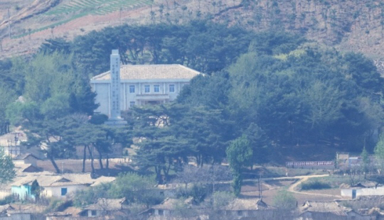 파주 오두산통일전망대에서 바라본 북한 황해북도 김일성사적관. 연합뉴스 자료사진
