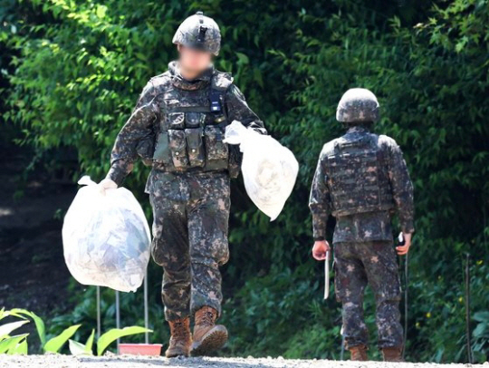 29일 북한이 보낸 대남 전단 살포용 풍선으로 추정되는 물체가 발견된 경기도 평택시 한 야산에서 군 장병이 분주하게 움직이고 있다. 연합뉴스