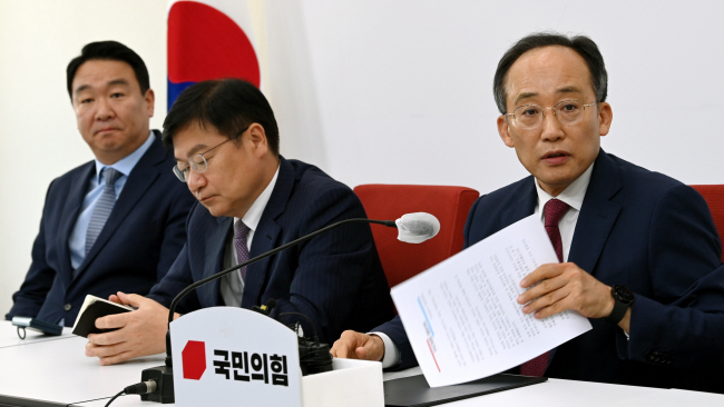 추경호(오른쪽) 국민의힘 원내대표가 29일 오전 국회에서 열린 기자간담회에서 더불어민주당이 단독 처리한 전세사기특별법 등에 대한 입장을 밝히고 있다. 곽성호 기자