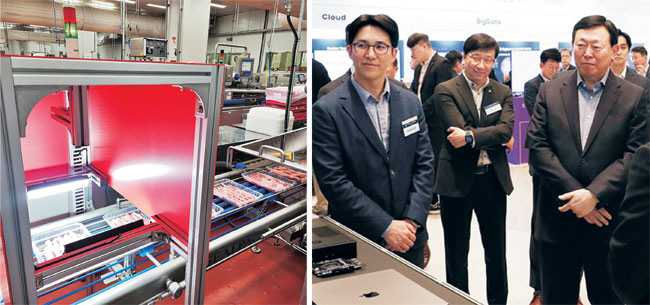 롯데마트가 충북 증평군 신선품질혁신센터에 설치한 인공지능(AI) 선별기(왼쪽 사진) 모습. 딥러닝 기반의 AI 장비가 삼겹살의 단면을 분석해 살코기와 지방의 비중을 확인, 과지방 제품을 선별한다. 오른쪽 사진은 신동빈(사진 오른쪽) 롯데그룹 회장이 지난 3월 서울 송파구 롯데월드타워에서 열린 ‘CEO AI 콘퍼런스’에서 설명을 듣고 있는 장면. 롯데그룹 제공