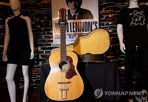 미국 뉴욕의 하드록카페에서 열린, 경매회사 ‘줄리앙 옥션’의 ‘뮤직 아이콘’(Music Icons) 경매 행사 언론시사회에 ‘비틀즈’의 존 레논이 사용했던 기타가 전시돼 있다. 최근 영국의 한 주택 다락방에서 발견된 이 기타는 12현 어쿠스틱 기타로, 지난 1965년 발매된 비틀즈의 다섯 번째 스튜디오 앨범 헬프!‘(Help!) 녹음에 사용된 것으로 알려졌다. 녹음 이후 행방이 묘연했던 기타가 50여 년 만에 발견된 것이다.로이터 연합뉴스