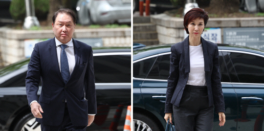 최태원(왼쪽) SK 회장과 노소영 아트센터 나비 관장이 지난 4월 16일 오후 서울 서초구 서울고법에서 열린 이혼 소송 항소심 공판에 출석하고 있다. 연합뉴스