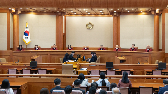 헌법재판관들이 30일 오후 서울 종로구 헌법재판소에서 열린 5월 심판사건 선고에 참석해 있다. 뉴시스