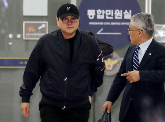 음주 뺑소니 혐의를 받는 트로트 가수 김호중이 21일 오후 서울 강남구 강남경찰서에서 경찰 조사를 받은후 귀가하고 있다. (공동취재) 뉴시스