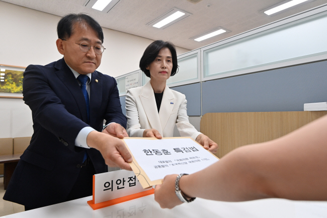 조국혁신당의 박은정(오른쪽)·차규근 의원이 30일 오전 당 1호 법안인 한동훈 전 국민의힘 비상대책위원장의 딸 논문 대필 의혹 등을 조사하자는 내용의 특별검사법안을 제출하고 있다.  문호남 기자