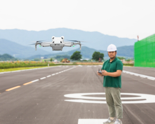 지난 30일 김천드론자격센터에서 드론을 조종하는 모습. 한국교통안전공단(TS) 제공