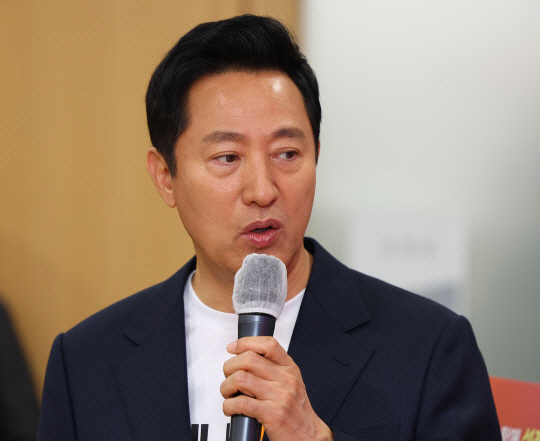 오세훈 서울시장이 지난 20일 서울시청 브리핑룸에서 외국인주민 정책 마스터플랜 발표 기자회견을 하고 있다. 연합뉴스