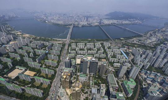지난 23일 서울 송파구 롯데월드타워 전망대 서울스카이에서 바라본 서울시내 아파트. 뉴시스