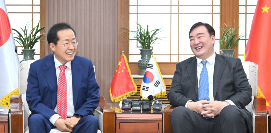 31일 대구 북구 대구시청 산격청사에서 홍준표(왼쪽) 대구시장과 싱하이밍 주중대사가 대화를 하며 활짝 웃고 있다. 대구시청 제공