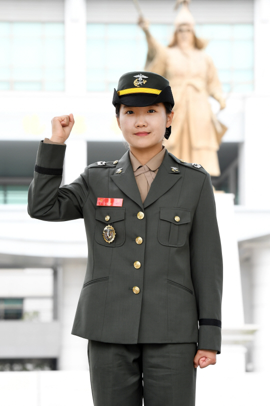 31일 경남 진해 해군사관학교에서 개최된 ‘제136기 해군ㆍ해병대 사관후보생 수료 및 임관식’이 진행된 가운데 김민주 해병 소위가 아버지 김종학 해병 준위와 언니 김민경 해병 중위 뒤를 이어 해병대 장교로 임관했다. 해군 제공