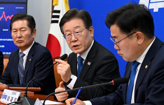 이재명(가운데) 더불어민주당 대표가 31일 오전 국회에서 열린 최고위원회의에서 모두발언을 하고 있다. 왼쪽부터 정청래 최고위원, 이 대표, 박찬대 원내대표. 곽성호 기자