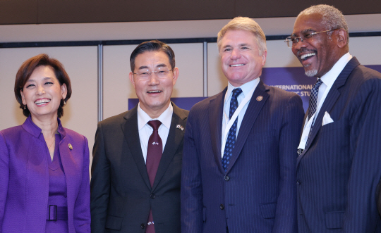 제21차 아시아 안보회의(샹그릴라 대화)에 참석 중인 신원식 국방부 장관이 1일(현지시간) 싱가포르 샹그릴라 호텔에서 미국 하원의원단과 면담하기에 앞서 기념 촬영하고 있다. 왼쪽부터 영 김 하원의원, 신 장관, 마이클 매콜 미국 하원 외교위원장, 그레고리 믹스 하원의원. 연합뉴스