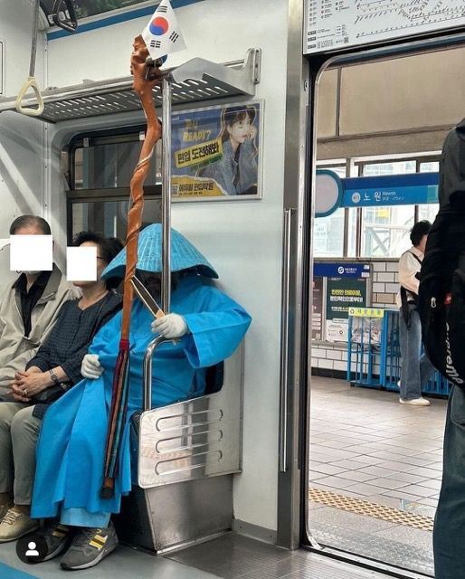서울 지하철 4호선에서 긴 지팡이를 들고 도사 옷차림을 한 사람이 포착됐다. 온라인 커뮤니티 캡처