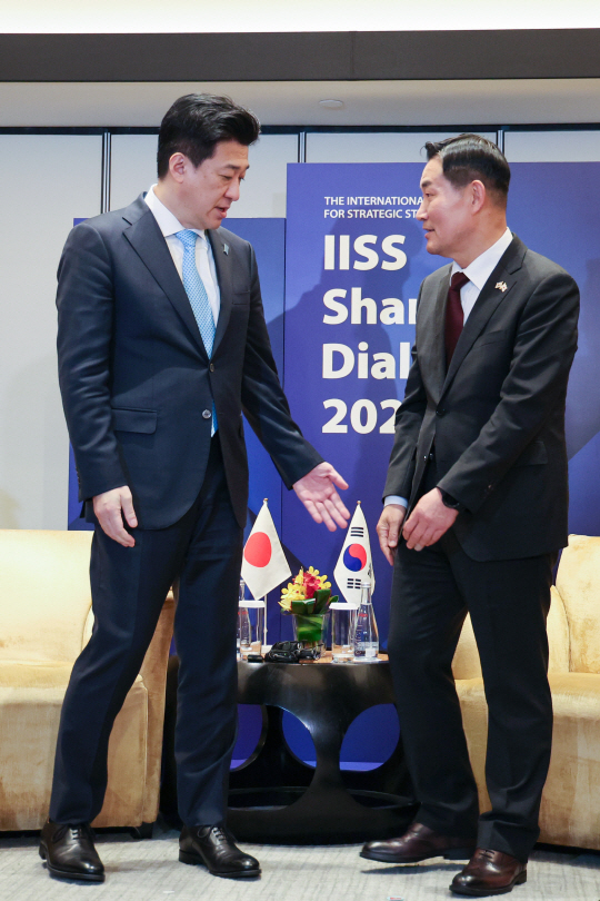 제21차 아시아 안보회의(샹그릴라 대화)에 참석 중인 신원식(오른쪽) 국방부 장관이 1일(현지시간) 싱가포르 샹그릴라 호텔에서 기하라 미노루(木原稔) 일본 방위상과 회담하기 전 기념 촬영한 가운데 양국 장관이 서로 자리를 권하고 있다. 연합뉴스