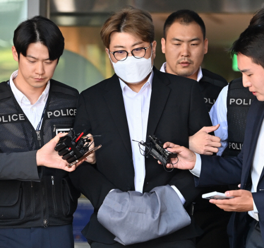 음주운전 뺑소니 혐의를 받는 가수 김호중(33)이 31일 오전 서울 강남경찰서에서 검찰로 송치되고 있다. 백동현 기자