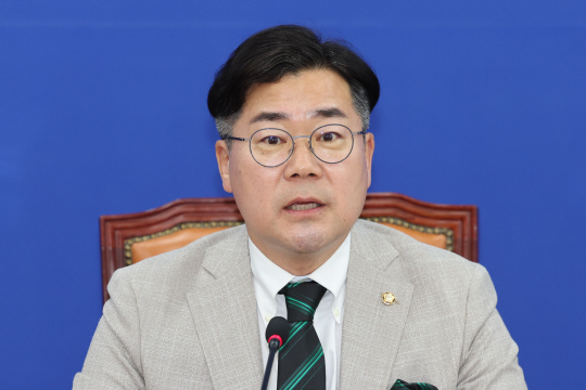 박찬대 더불어민주당 원내대표가 2일 오전 국회에서 열린 기자간담회에서 발언하고 있다. 뉴시스