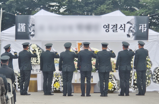 30일 오전 전남 나주시 한 장례식장 야외 공간에서 얼차려 중 숨진 훈련병에 대한 영결식이 열리고 있다. 연합뉴스