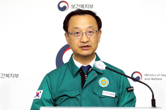 전병왕 중대본 제1통제관(보건복지부 보건의료정책실장)이 3일 오전 정부세종청사에서 열린 의사 집단행동 중앙재난안전대책본부 회의 결과를 설명하고 있다. 연합뉴스