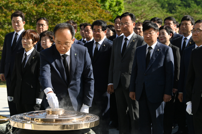 추경호(맨 앞) 원내대표를 비롯한 국민의힘 의원들이 3일 오전 서울 동작구 국립서울현충원을 찾아 참배하고 있다. 문호남 기자
